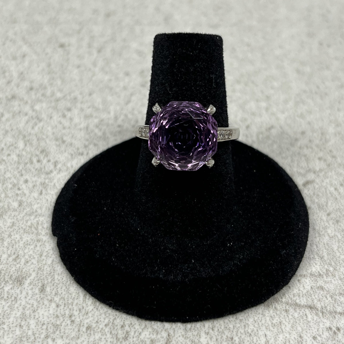 Ring with "Amethyst Rose "& three Zirconia on each side ajustable